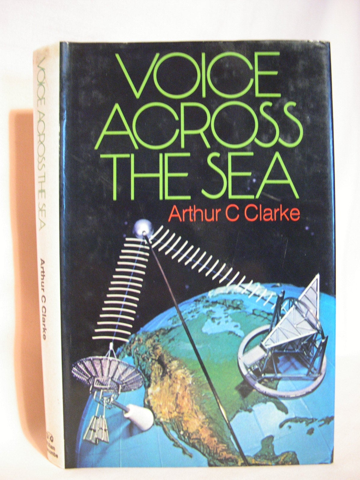 Arthur C. Clarke: VOICES ACROSS THE SEA (1974, HARPER & ROW)